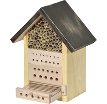 Insektenhotel aus Holz mit verschiedenen Füllmaterialien und Öffnungen für Wildbienen und andere Insekten