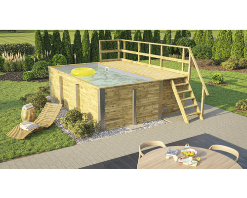 Holzpool mit Plattform, Leiter, Liegestuhl und Gartentisch in einem Garten