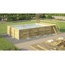 Aufstellpool aus Holz mit Leiter und Holzdeck im Garten