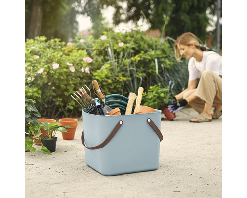 Garten Szene mit Gartengeräte-Set in einem blauen Behälter