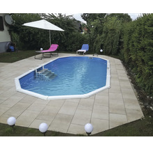 Swimmingpool im Garten mit Liegestühlen und Sonnenschirm