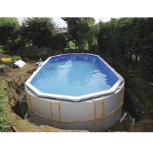 Im Garten aufgebauter Stahlwandpool mit Wasserfüllung