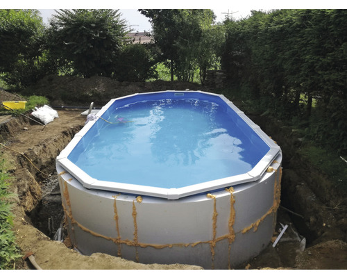 Im Garten aufgebauter Stahlwandpool mit Wasserfüllung