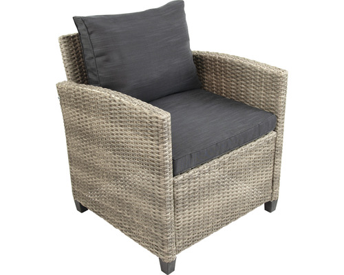 Rattansessel mit grauen Kissen für den Außenbereich