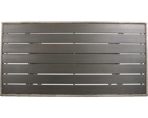 Detailansicht einer Gartentischplatte mit Holzlatten und geflochtenem Rand