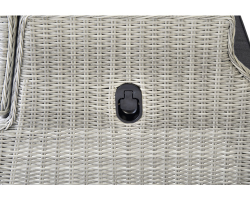 Detailansicht eines Möbelstücks aus Rattan mit einem schwarzen Griff