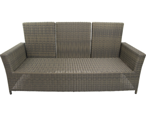 Geflochtene Outdoor Couch mit drei Sitzen.