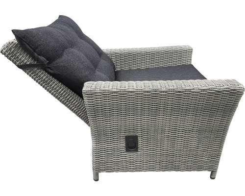 Geflochtener Relaxsessel mit hochgeklappter Fußstütze und Kissen