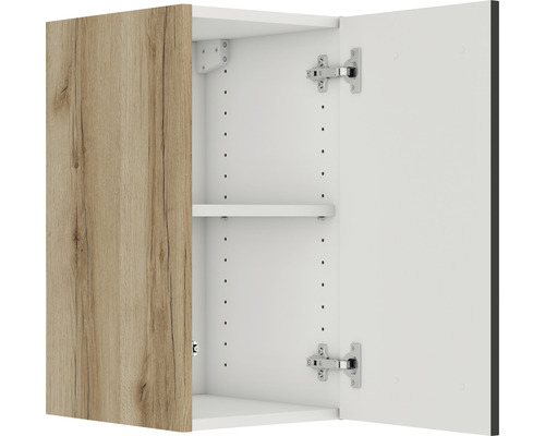 Offener Badezimmerschrank mit Holztür und Regalboden