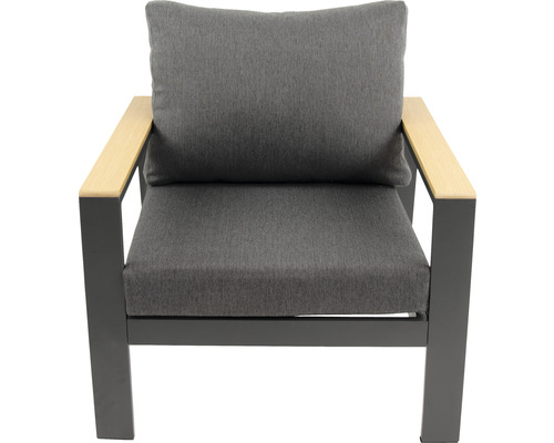Gartenstuhl mit grauen Kissen und Armlehnen aus Holz