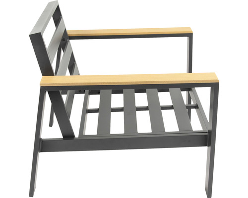 Gartenstuhl mit Holzarmlehnen und Metallgestell