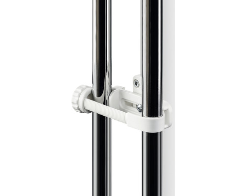 Detailaufnahme einer Halterung mit Schraube an zwei Metallstangen.