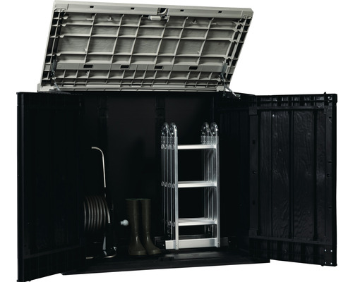 Geöffneter Geräteschrank mit Gartengeräten wie Schlauchwagen, Gummistiefel und Leiter
