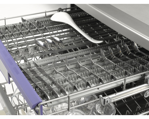 Geschirrspüler mit Besteck und Küchenutensil im oberen Korb