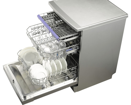 Offener Geschirrspüler mit Geschirr und Gläsern