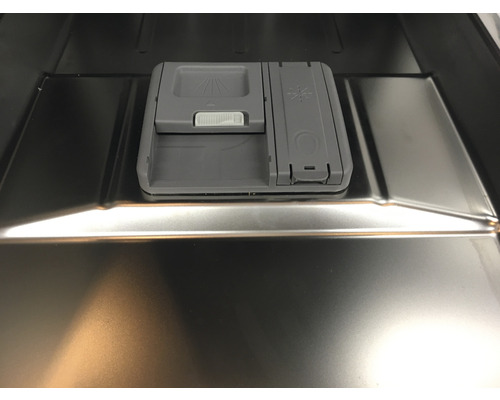 Innenraum eines Geschirrspülers mit Spülmittelkammer