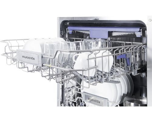 Offene Geschirrspülmaschine mit Geschirr und Gläsern im Geschirrkorb