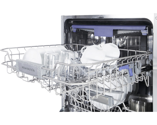 Innenansicht eines Geschirrspülers mit Geschirr im Korb