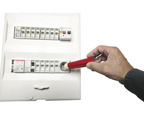 Sicherungskasten mit einer Hand, die einen Sicherungsautomaten einsetzt