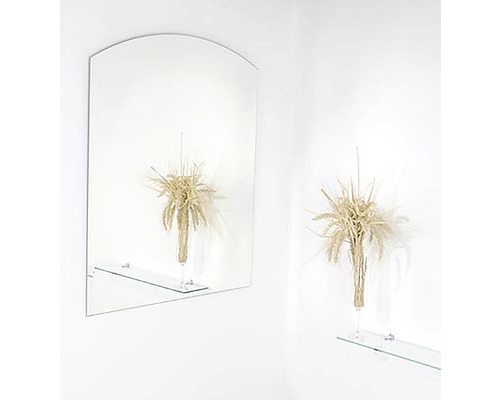 Spiegel mit Glasablage an einer weißen Wand mit Dekoration