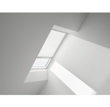 Dachfenster mit Plissee im Raum