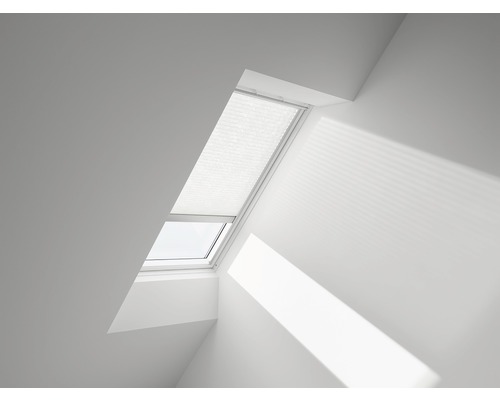 Dachfenster mit Plissee im Raum