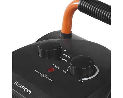 Nahaufnahme eines Heizgeräts mit Drehknöpfen zur Leistungs- und Temperatureinstellung