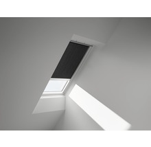 Dachfenster mit Verdunkelungsrollo im geschlossenen Zustand
