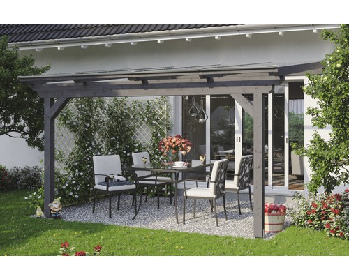 Terrassenüberdachung SKAN HOLZ Ancona 434x300 cm schiefergrau Szene mit einer grauen Holzpergola, einem Gartentisch und vier Stühlen auf einem Rasen