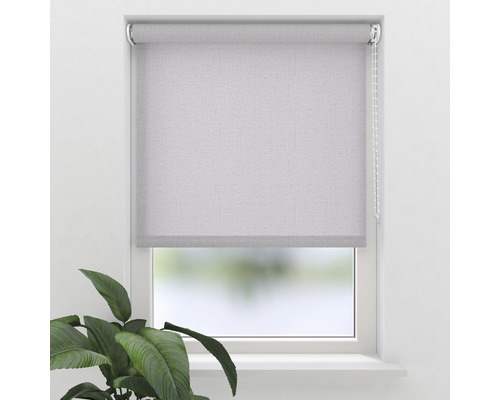 Helles Rollo am Fenster zur Lichtsteuerung