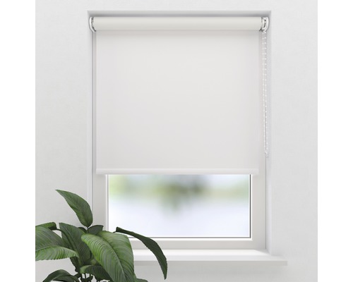 Weißes Rollo am Fenster mit seitlicher Bedienkette
