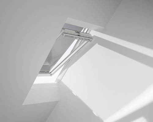 Geöffnetes Dachfenster im Dachgeschoss
