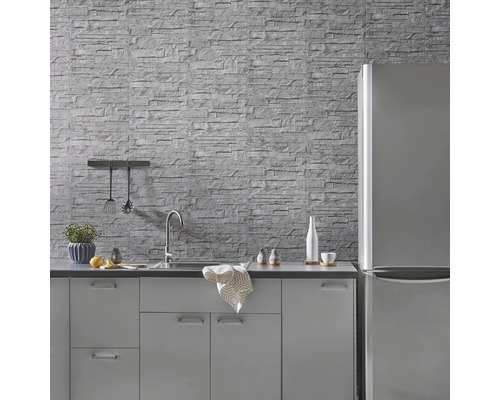 Kunststoffpaneel Element Pietra Mineral grau 8x375x2600 mm Moderne Küche mit grauer Steinwand, Spüle, Küchenutensilien und Kühlschrank