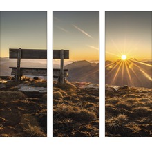 Mehrteiliges Wandbild mit Bank auf einem Berggipfel bei Sonnenaufgang