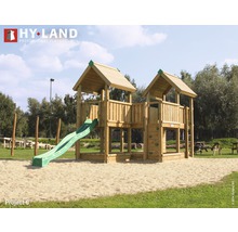 Holzspielplatz mit Rutsche und Kletterwand im Freien