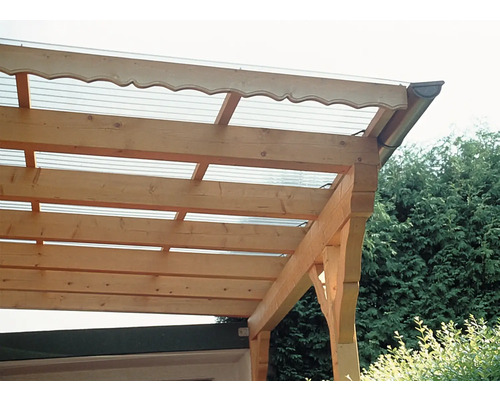 Detailansicht einer Holzpergola mit transparentem Dach und Regenrinne