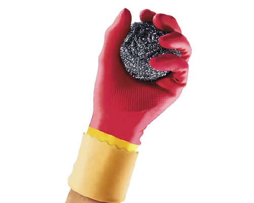 Eine Hand mit einem Spülschwamm aus Stahlwolle in einem roten Gummihandschuh.
