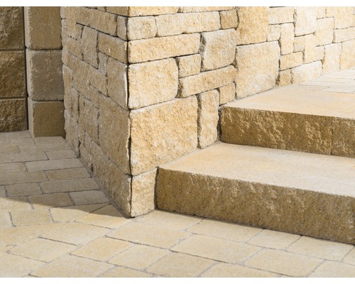 Außenbereich mit Mauerwerk, Stufen und Bodenbelag aus Stein