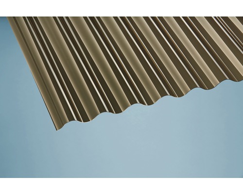 Nahaufnahme einer gewellten Metallfassade vor blauem Himmel