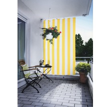 Balkon mit Markise, Tisch, Stuhl und Dekoration