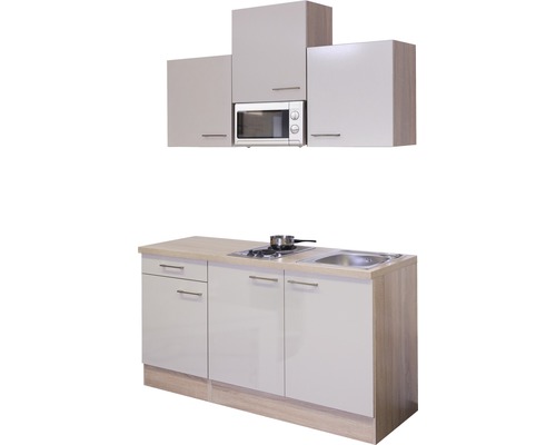 Küchenzeile mit Hängeschränken, Spüle, Kochfeld und Mikrowelle