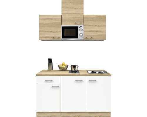 Küchenzeile mit Mikrowelle, Spüle, Kochfeld und Schränken in Holzoptik und Weiß
