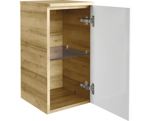 Holzfarbener Hängeschrank mit offener Tür und Glasregal