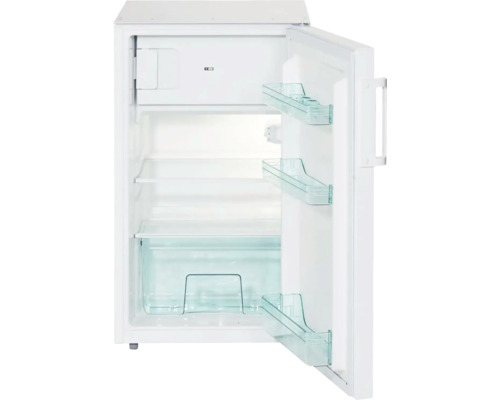 Geöffneter, weißer Kühlschrank mit Regalen