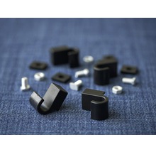 Schwarze Montageelemente mit Schrauben und Muttern