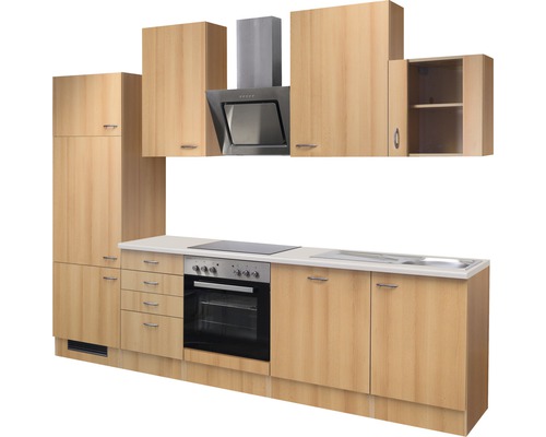 Küchenzeile mit Hängeschränken, Dunstabzugshaube, Herd und Spüle