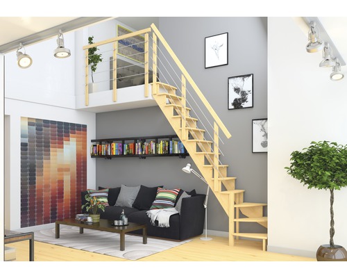 Helles Wohnzimmer mit Holztreppe, Couch, Bücherregal und Dekoration