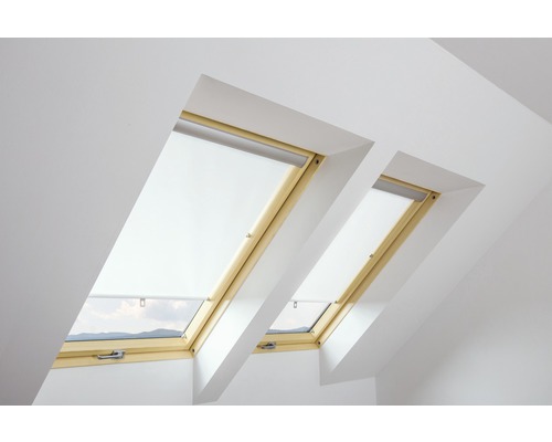 Tageslichtrollo FAKRO weiß manuell 55 x 78 cm (01) ,55 x 98 cm (02) Zwei Dachfenster mit Rollos in einem hellen Raum
