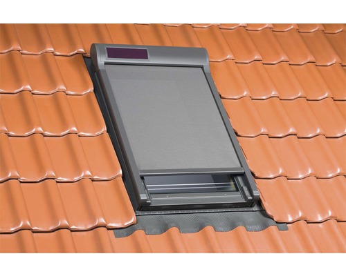 Netzmarkise FAKRO AMZ Solar graphitgrau solarbetrieben 55x78 cm (01) Dachfenster mit Rollladen auf Ziegeldach
