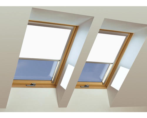Zwei Dachfenster mit Rollos im Innenraum